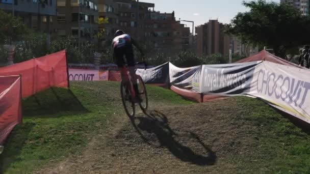 ワールドカップシクロクロス選手権自転車レース ベニドーム スペイン 自転車レースの競争に参加プロシクロクロスサイクリスト 自転車に乗って高速 スポーツレース アクティブスポーツ — ストック動画