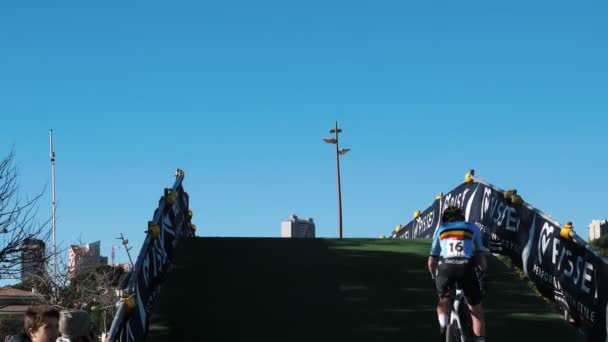 ワールドカップシクロクロス選手権大会 ベニドーム スペイン シクロクロストラック上のブリッジバリアを通って乗ってプロのシクロクロスバイクライダー スポーツレース アクティブスポーツサイクリングコンセプト — ストック動画