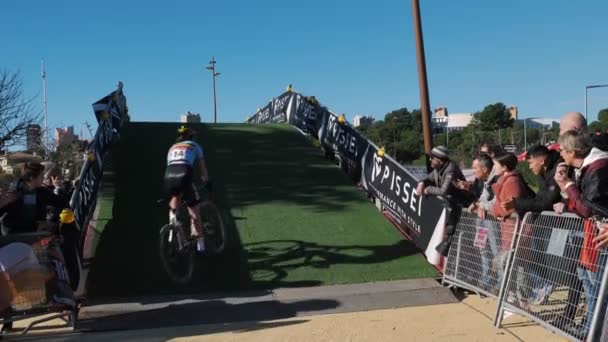 シクロクロス競技 ベニドーム スペイン 自転車レースに参加するプロの自転車ライダーは 上り坂の橋の壁に速く自転車に乗る 自転車レースに参加するサイクリスト選手 — ストック動画