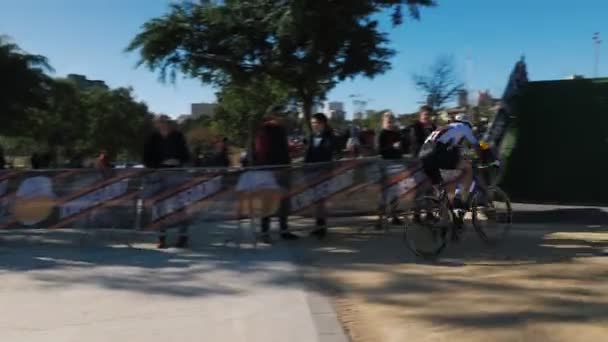 シクロクロス選手権自転車レース ベニドーム スペイン プロの女性サイクリストは クロストラック上のバリアブリッジに登る ハードペダルを押す 自転車競技に参加する選手 — ストック動画