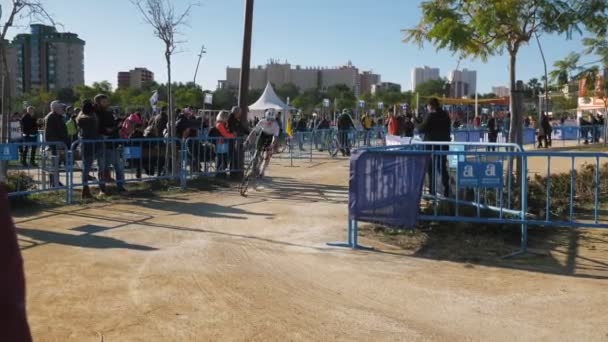 Cyclorossバイクレース ベニドーム スペイン 自転車競技に参加するライダー ダート砂利レーストラックで高速サイクルクロス自転車に乗るプロの女性選手 — ストック動画