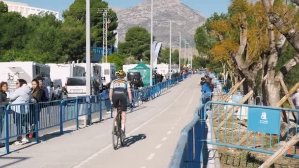 ワールドカップシクロクロス選手権サイクリング競技 ベニドーム スペイン 自転車トラック上のアスファルトの道路に速く乗ってベルギーのナショナルジャージでプロのシクロクロスサイクリスト スポーツコンセプト — ストック動画