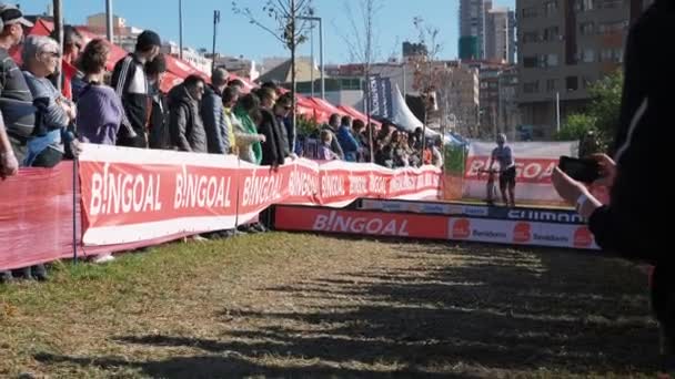 シクロクロスレースで障壁を飛び越えるサイクリスト ベニドーム スペイン ワールドカップクロス選手権で自転車競技に参加するプロの女性自転車ライダー スポーツコンセプト — ストック動画