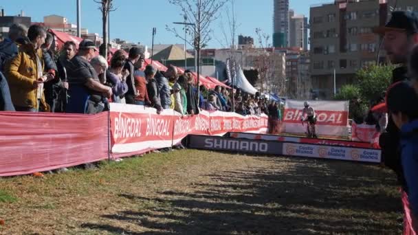 サイクロクロスレースで障壁を飛び越えるサイクリスト ベニドーム スペイン ワールドカップクロス選手権に参加するプロの自転車ライダーは 障壁の上に自転車でジャンプします — ストック動画