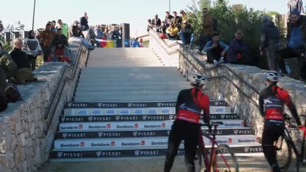 Cycloross Race Benidform スペイン アクティブスポーツの概念 自転車レース中に階段を2階に登るプロの女性サイクリスト 障害物のある自転車競技に参加する自転車乗り — ストック動画