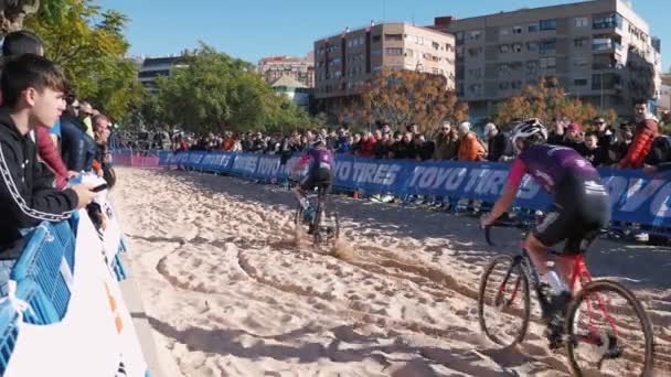 自転車レースで砂の中を乗馬 ベニドーム スペイン 自転車レースの競争で砂のセクションに乗っている間に苦労しているプロの自転車ライダー スポーツ活動 — ストック動画