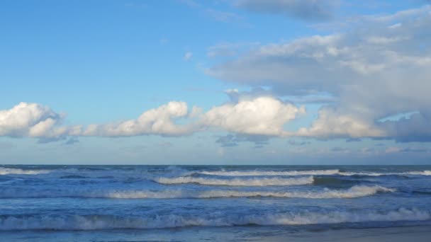 Потужні Величезні Морські Хвилі Ламаються Створюють Білу Піну Морський Пейзаж — стокове відео