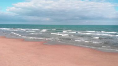 Turkuaz deniz dalgaları yavaşça altın kumlu kumsala yuvarlanıyor. İspanya, Costa Blanca 'da inanılmaz bir kıyı şeridi. Akdeniz kıyıları, kumsal ve berrak su yüzeyi.