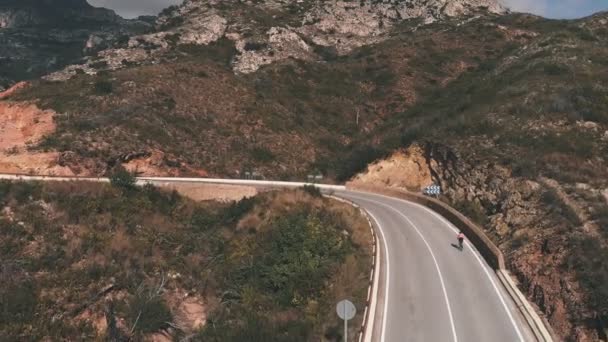 西班牙骑自行车的职业骑手在高山上陡峭的爬坡 骑自行车的人爬上空旷的柏油路穿过山岗 运动自行车训练 健美运动员在户外刻苦训练 积极运动 — 图库视频影像