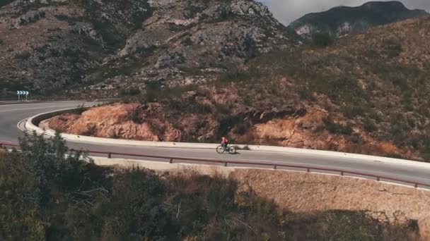Cyclist Riding Bicycle Mountains Pro Road Cyclist Climbing Steep Uphill — Stok video