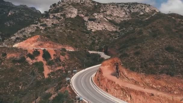 Winding Narrow Asphalt Mountain Road Surrounded Rocky Hills Aerial View — Stok video