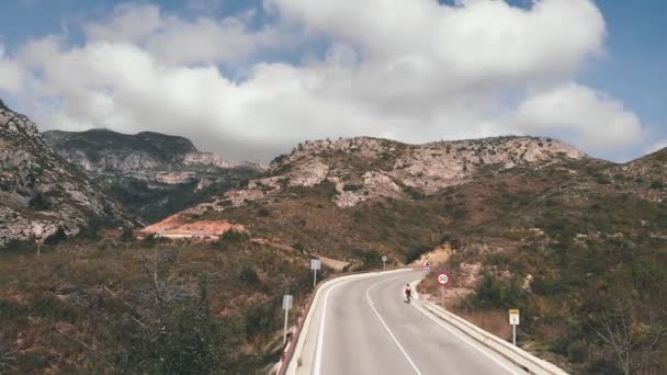 骑自行车的人在西班牙的山上爬山 赞成骑自行车的运动员在自行车上训练 在上坡时大力推动踏板 运动锻炼 有氧运动 自行车和三项全能的概念 — 图库视频影像