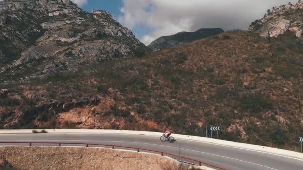 Road Cycling Professional Road Cyclist Riding Bicycle Steep Uphill Pushing — Stok video
