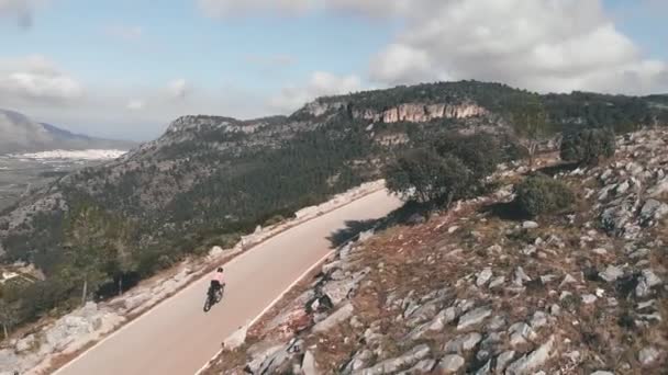 자전거타기 산에서 자전거타기 자전거 선수가 가파른 언덕을 오르고 심장외과 자전거 — 비디오
