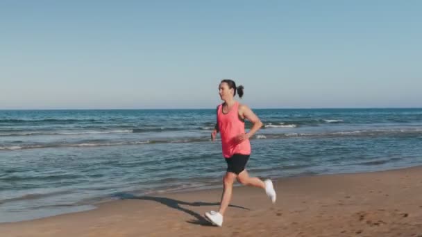 Mulher Correndo Longo Praia Areia Jovem Encaixa Fêmea Camisola Rosa — Vídeo de Stock