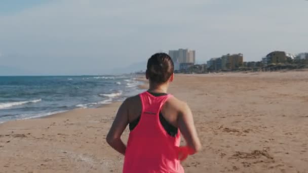 Attività Corsa Donna Sportiva Attiva Che Jogging Sulla Spiaggia Sabbiosa — Video Stock