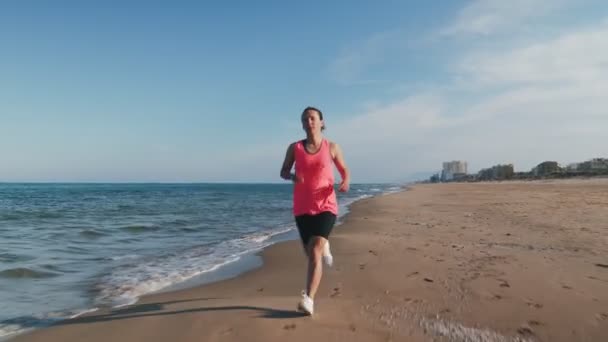 Felice Donna Sorridente Che Jogging Sulla Spiaggia Sabbiosa Donna Sportiva — Video Stock