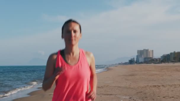 Portret Pewnej Siebie Zmotywowanej Młodej Kobiety Biegającej Wzdłuż Plaży Nad — Wideo stockowe