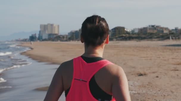 Donna Forma Forte Che Corre Sulla Spiaggia Femmina Sportiva Attiva — Video Stock