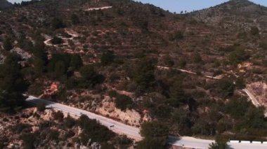 Dağlarda karbon bisiklet süren bisikletçi. Bisiklet üzerinde profesyonel yol bisikleti eğitimi, yoğun kardiyo egzersizleri. Bisiklet ve triatlon konsepti. Aktif spor yaşam tarzı
