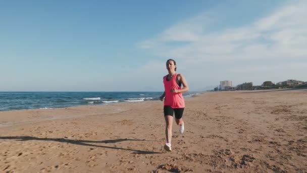 积极健康的生活方式概念 年轻自信的女人在海滨跑步 做有氧运动 健身训练 运动健美的女赛跑选手在日落时在室外练习 — 图库视频影像