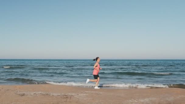 Ragazza Attiva Che Corre Lungo Spiaggia Spingendosi Suoi Limiti Fisici — Video Stock