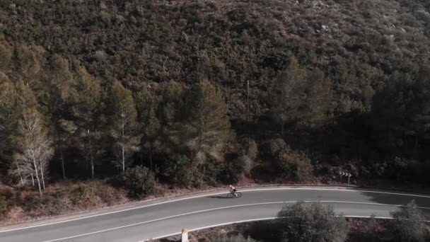 Stylowy Rowerzysta Białym Hełmie Butach Wspina Się Stromo Pod Górę — Wideo stockowe