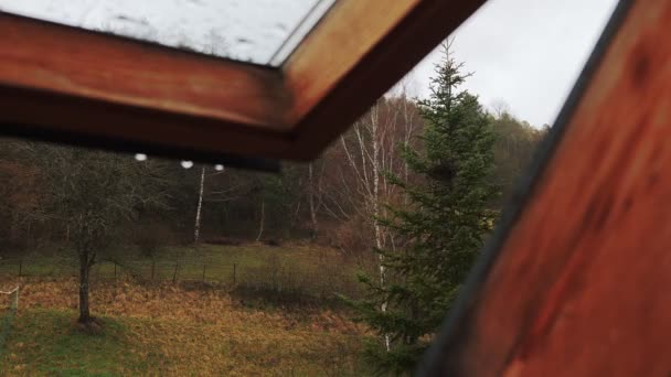 Проливая Капли Дождя Открытого Окна Дождливая Погода Открытым Окном Капли — стоковое видео
