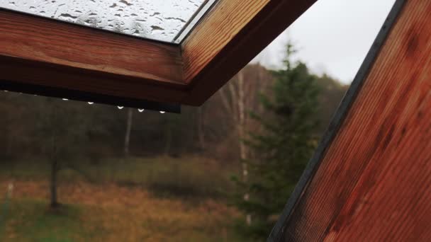 Regentropfen Tropfen Regentagen Aus Offenen Alten Holzfenstern Fenster Schließen Regnerischem — Stockvideo