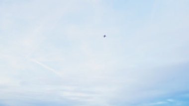Mavi gökyüzüne karşı uçan uçak. Yolcu uçağı açık mavi gökyüzü boyunca uçar. Ulaşım ve lojistik konsept