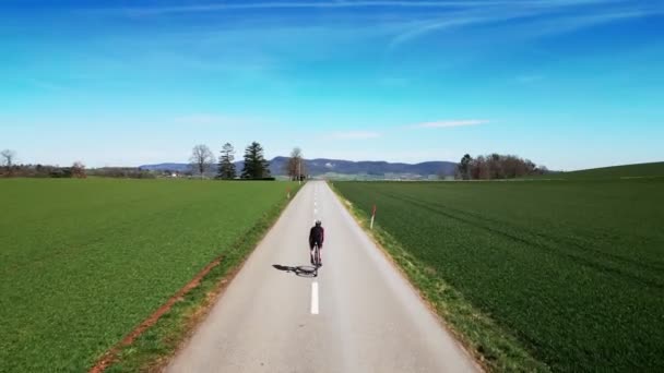 Muž Jezdí Prázdné Asfaltové Cestě Venkově Slunečného Dne Profesionální Školení — Stock video