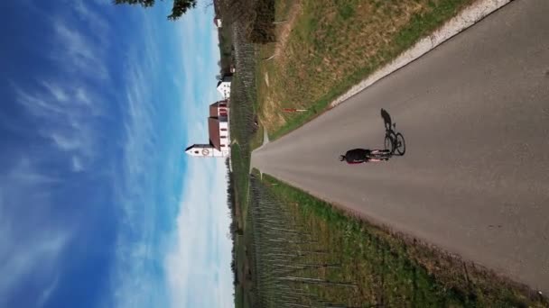 骑自行车上山 垂直视频 春天里 男子运动员骑自行车骑公路 健美的健美运动员骑自行车训练 爬上青山爬山 体育活动 — 图库视频影像