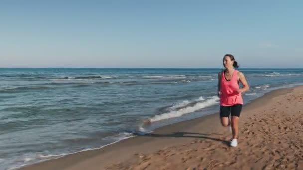 Correre Sulla Spiaggia Felice Sorridente Giovane Donna Che Corre Lungo — Video Stock