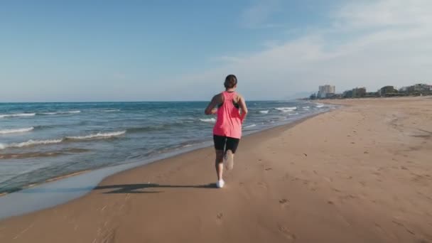 Paffuto Jogging Femminile Sulla Spiaggia Mattino Facendo Intensi Esercizi Cardio — Video Stock