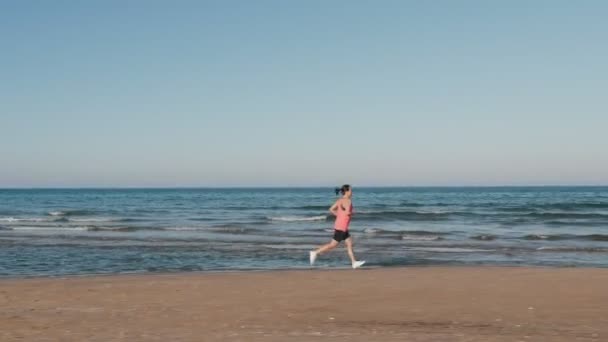 Sportowa Wysportowana Kobieta Biegnie Rano Wzdłuż Wybrzeża Ćwiczenia Fitness Trening — Wideo stockowe