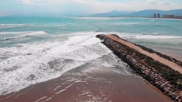 地中海沿岸 蓝绿色海水 背景是群山和摩天大楼 西班牙的海岸线 暑期海滩度假 热带海背景 — 图库视频影像