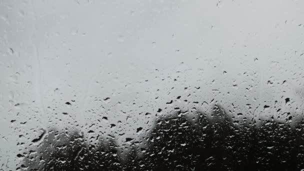 Σταγόνες Βροχής Στο Τζάμι Του Παραθύρου Πέφτουν Πτώση Νεφελώδης Βροχερός — Αρχείο Βίντεο