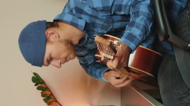 Tocar Guitarra Acústica Elegante Hipster Jovem Dedilhado Guitarra Músico Toca — Vídeo de Stock