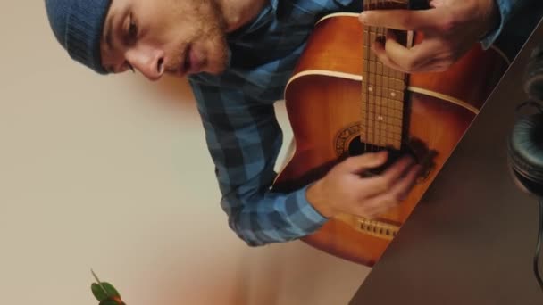 Mužský Zpěvák Zpívá Romantickou Píseň Hraje Akustickou Kytaru Vertikální Video — Stock video