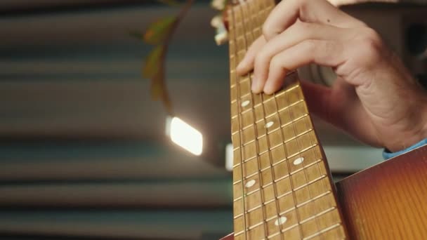 Чоловічі Пальці Грають Гітарній Шиї Виконуючи Пісню Вертикальне Відео Музикант — стокове відео