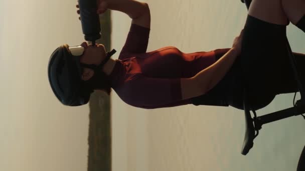 Retrato Ciclista Bebiendo Agua Atardecer Vídeo Vertical Mujer Atleta Bebe — Vídeo de stock