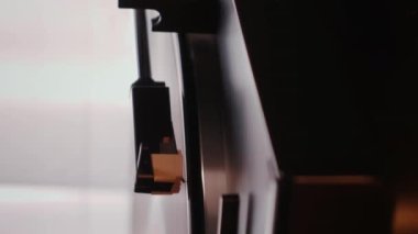 Vinil plak çalmayı durdurdu. Dikey video. Vinil plaktaki iğne kapanıyor. Müzik ekipmanları. Müzik konsepti. DJ turntable 'da siyah vinil retro plak