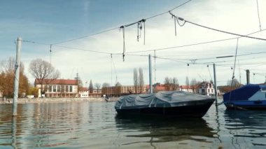 Almanya 'da Konstanz Gölü yakınlarında demirli balıkçı tekneleri. Sel sularıyla dolu tekneler göle yakın demirlemiş. Demir atmış tekneleri olan iskele.