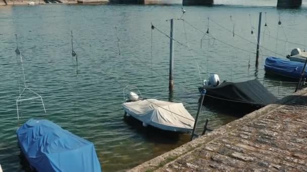 Cais Com Barcos Pesca Atracados Navios Atracados Porto Perto Lago — Vídeo de Stock