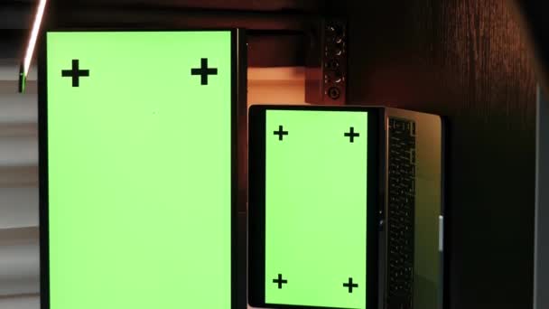 Великі Екрани Комп Ютера Ноутбука Зеленим Хромосомним Ключем Вертикальне Відео — стокове відео