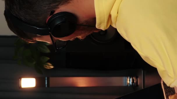 Oturma Odasında Kulaklık Takan Genç Bir Adam Bilgisayarda Oyun Oynuyor — Stok video