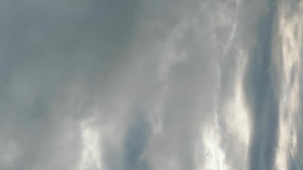 雄大な雲 垂直ビデオ 濃い雨の雲が灰色の霧の空に向かって速く動いている 雨の嵐の秋の天気 — ストック動画
