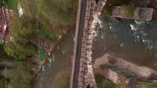 Antiguo Puente Viaducto Través Del Río Montaña Vídeo Vertical Vista — Vídeo de stock