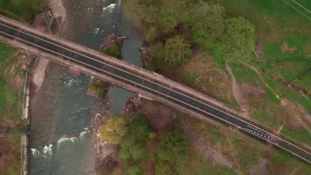 Viaduto Ponte Ferroviária Através Rio Montanhas Vídeo Vertical Ponte Tijolo — Vídeo de Stock