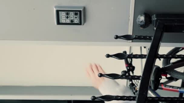 Замки Ключей Вертикальное Видео Пальцы Нажимают Цифровой Код Доступа Зданию — стоковое видео